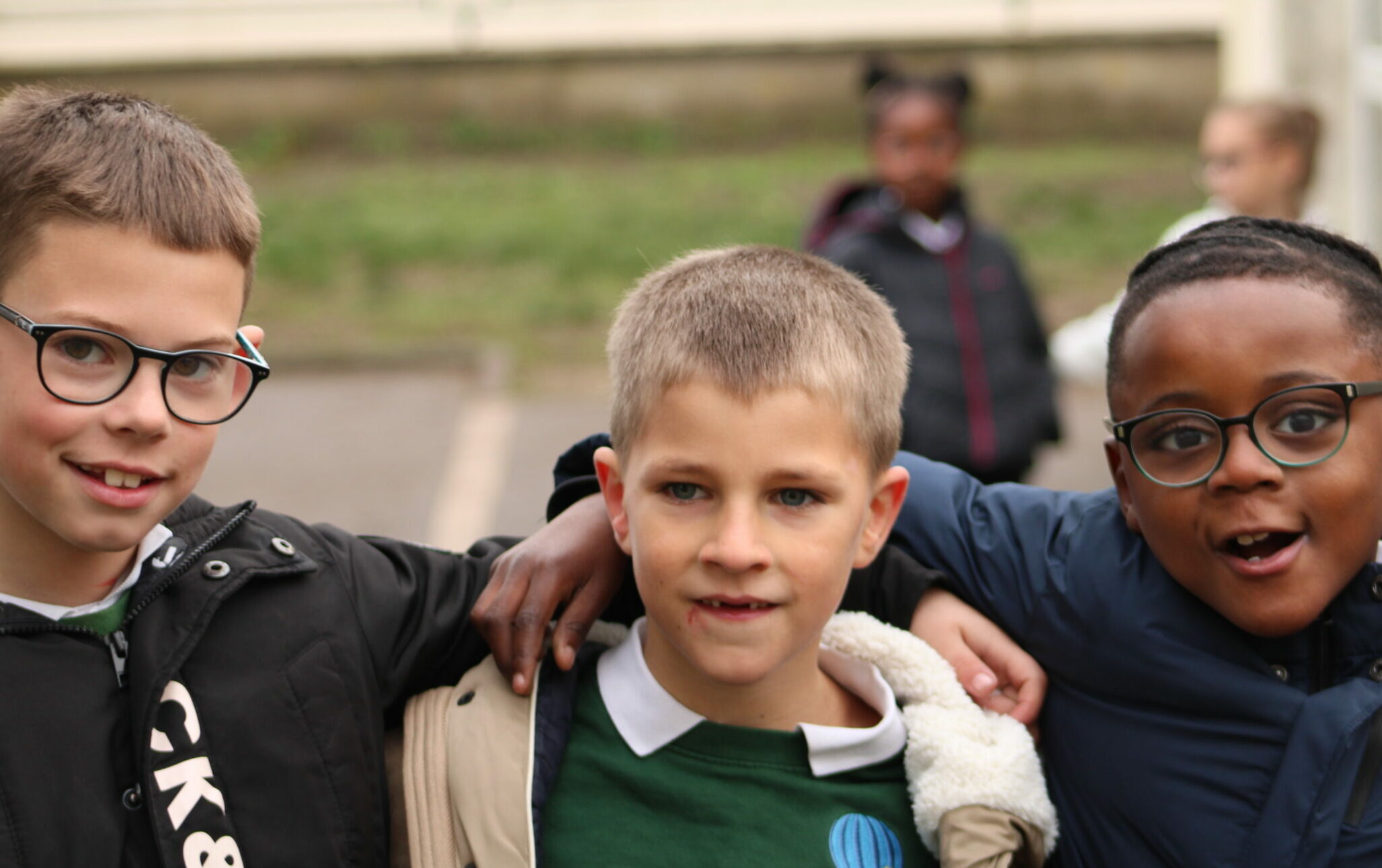 Une accolade entre élèves de l'école privée Jules Verne.